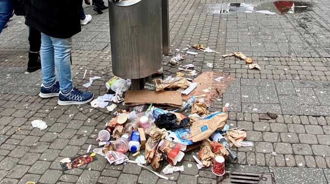 Überfüllter Mülleimer in der Kölner Innenstadt.