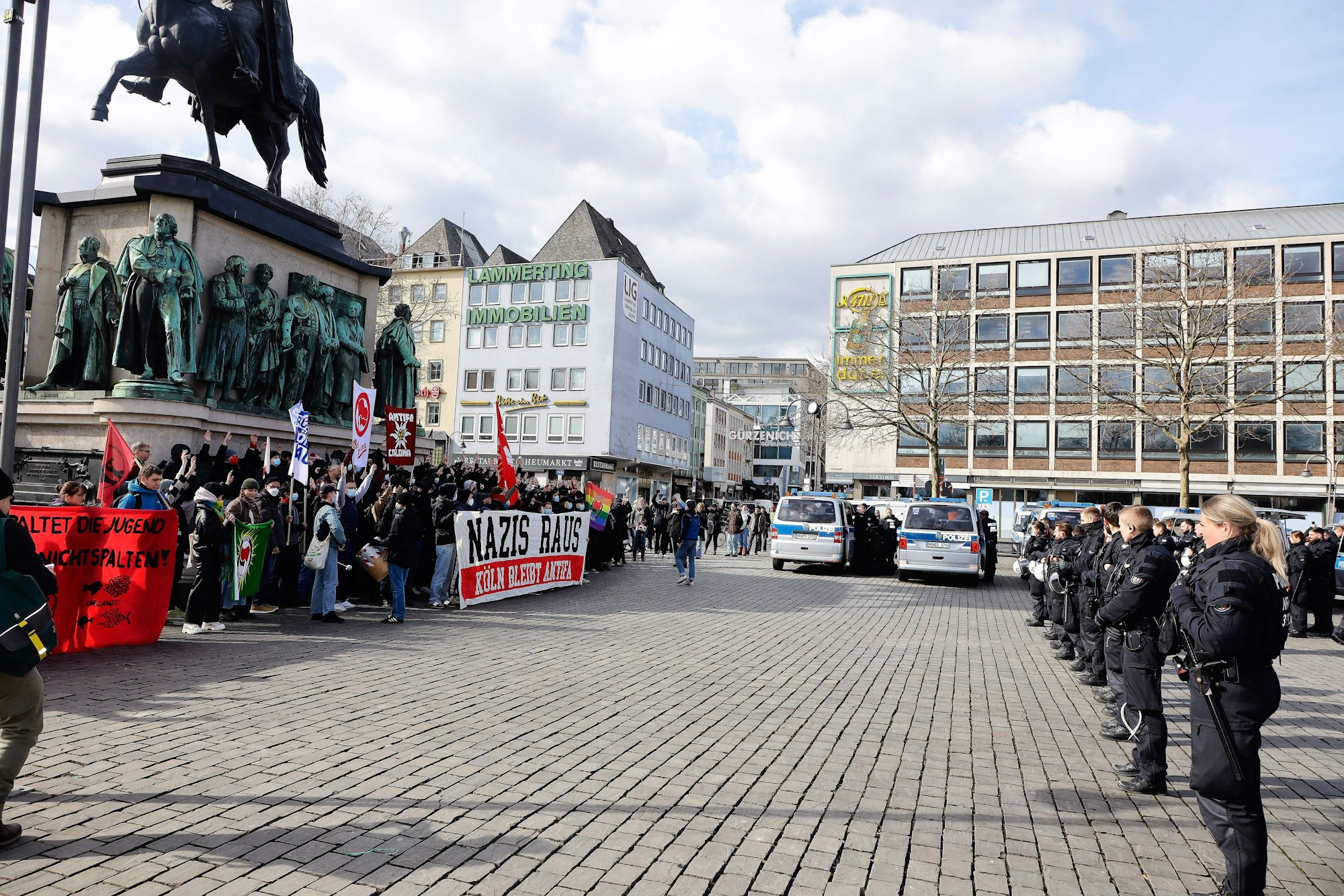 Polizei und Gegenprotest vor dem Reiterdenkmal am Heumarkt.