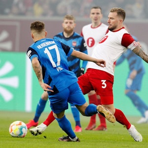 Der Düsseldorfer Andre Hoffmann und der Heidenheimer Florian Pick kämpfen um den Ball.