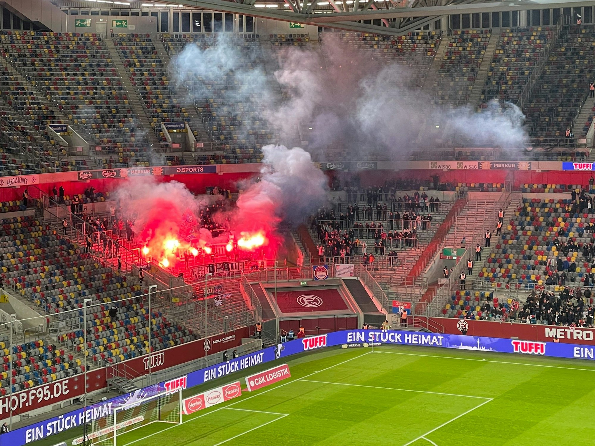 Fans des 1. FC Heidenheim zünden im Gästeblock Pyrotechnik.