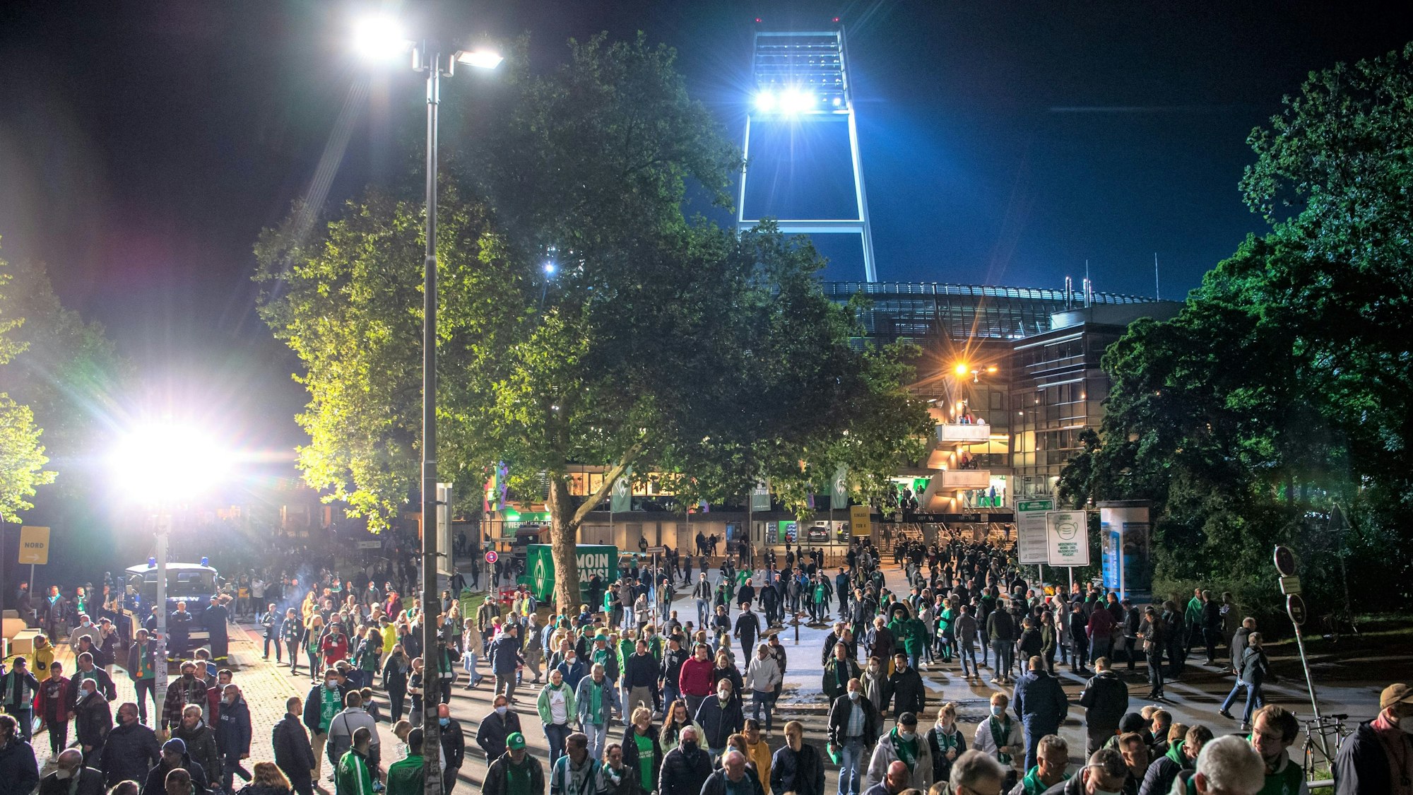 Blick von außen auf das Weserstadion. Fans verlassen nach der Niederlage von Werder Bremen das Stadion.