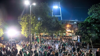 Blick von außen auf das Weserstadion. Fans verlassen nach der Niederlage von Werder Bremen das Stadion.