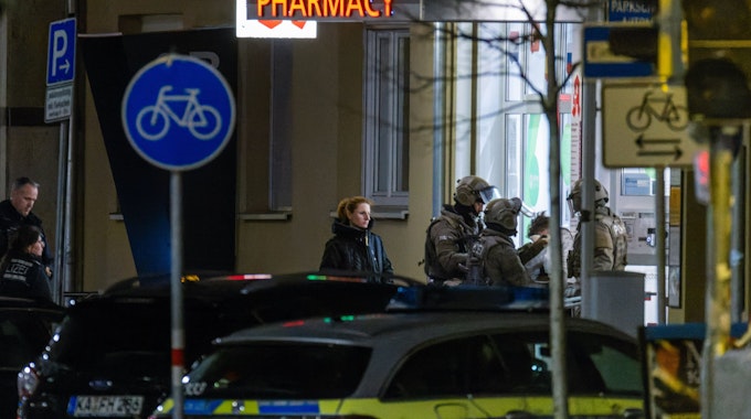 Spezialkräfte der Polizei führen einen Mann ab, der elf Menschen als Geiseln in einer Karlsruher Apotheke genommen hatte