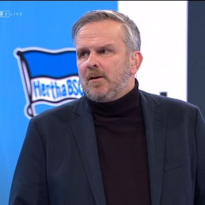 Sky-Experte Dietmar Hamann spricht im Sky-Studio über eine Schiedsrichter-Entscheidung in der Fußball-Bundesliga.
