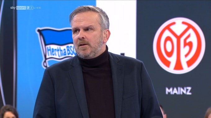 Sky-Experte Dietmar Hamann spricht im Sky-Studio über eine Schiedsrichter-Entscheidung in der Fußball-Bundesliga.