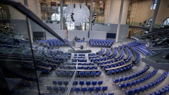 Blick in den leeren Plenarsaal im Deutschen Bundestag.