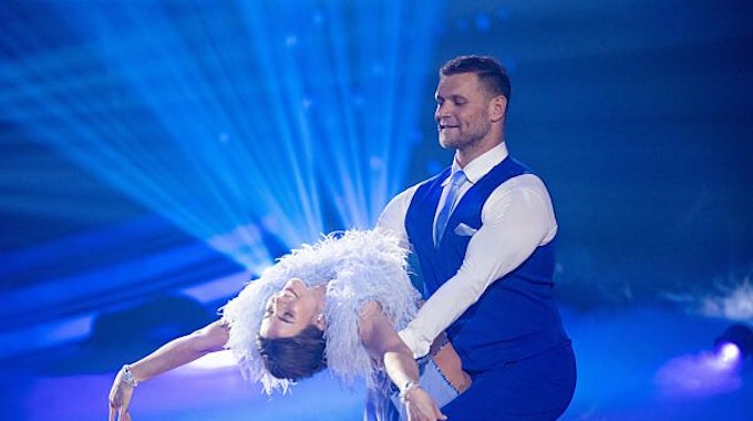Michael Kraus, ehemaliger Handballspieler, und Mariia Maksina, Profitänzerin, tanzen in der RTL-Tanzshow "Let's Dance" im Coloneum.