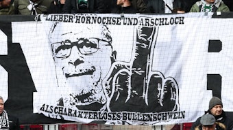 Am Samstag (11. März 2023) hat Borussia Mönchengladbach 0:3 gegen RB Leipzig verloren. Während des Spiels zeigten die mitgereisten VfL-Fans immer wieder Banner im Fanblock gegen RB-Sportchef Max Eberl.
