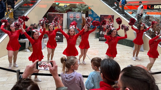 Gruppe von Cheerleaderinnen tanzen vor Publikum
