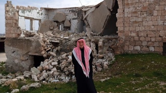 Ein Mann steht vor einem vom Erdbeben zerstörten Haus in Idlib.