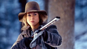 Renée Zellweger mit Gewehr.