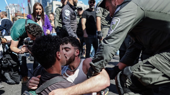 Zwei Männer küssen sich bei einer Demonstration in Israel am 9. März 2023.