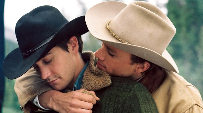 Der Film „Brokeback Mountain“ erzählt den Verlauf einer homosexuellen Liebesbeziehung zweier Cowboys während eines Zeitraums von etwa 20 Jahren, basierend auf der erstmals 1997 veröffentlichten Kurzgeschichte der Schriftstellerin Annie Proulx.