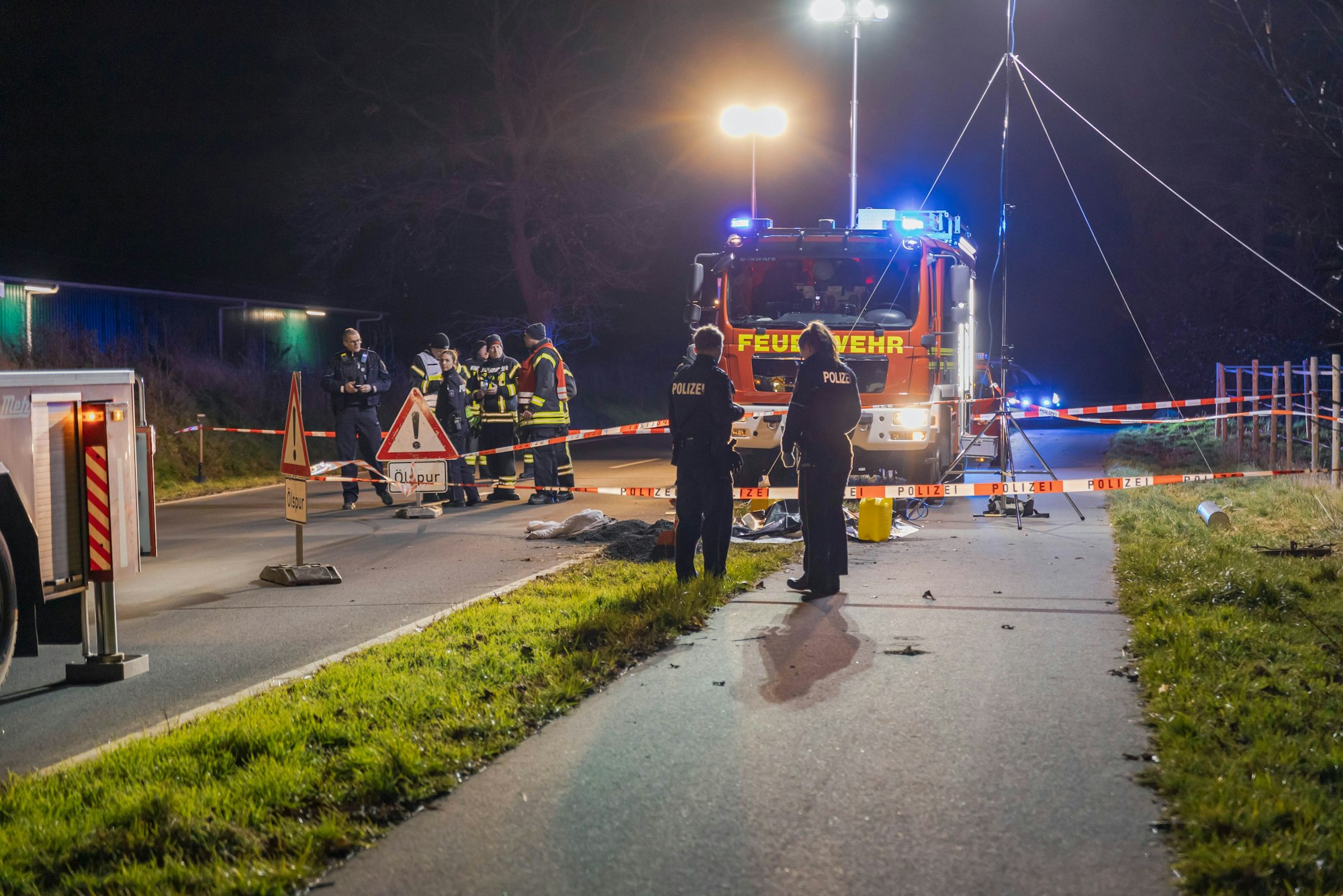 Einsatz in der Nacht zu Sonntag (12. März 2023): Ein Toter steckte kopfüber in einem Gully an der Landstraße zwischen Niederkassel-Lülsdorf und Köln-Porz-Langel.