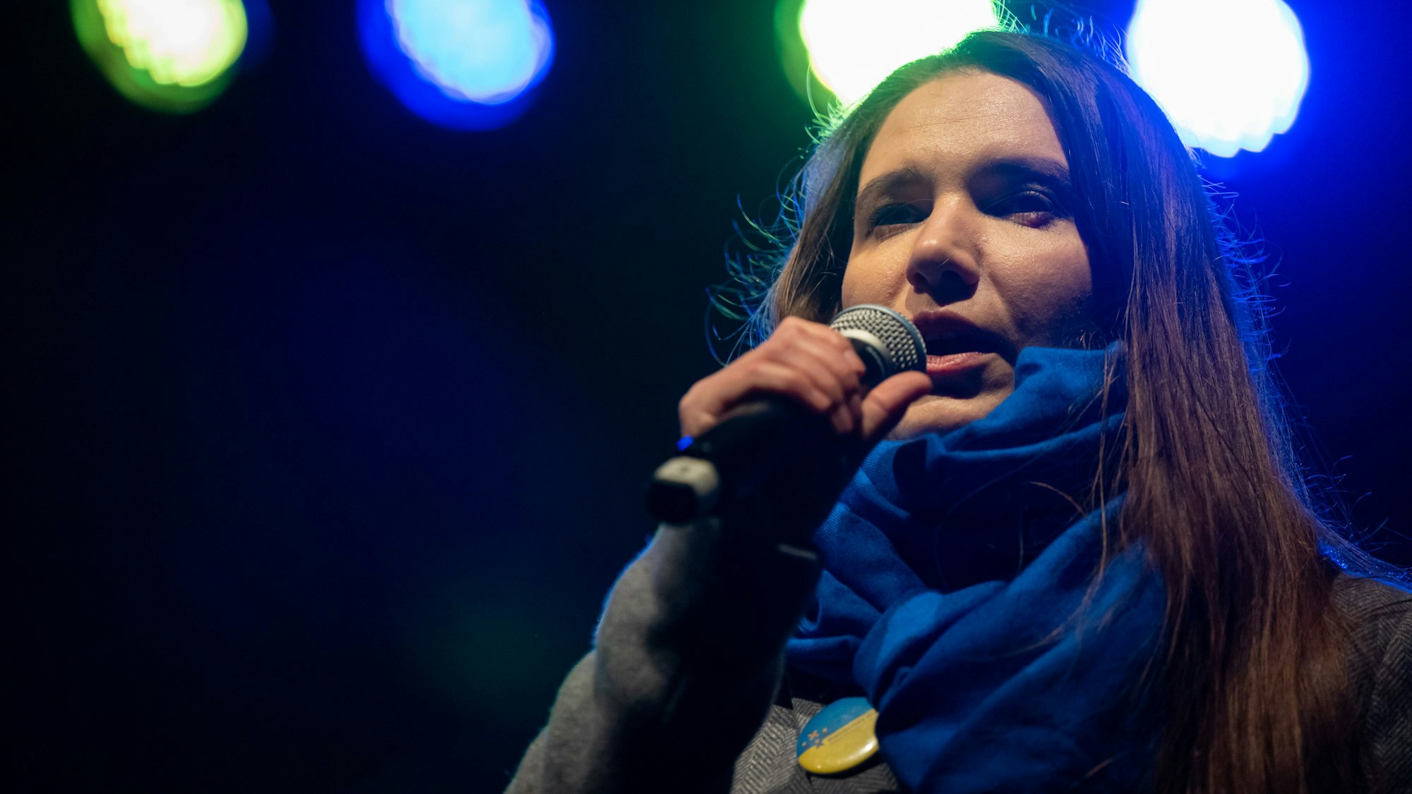 Julia Chenusha am 24. Februar 2023 auf einer pro-ukrainischen Kundgebung.