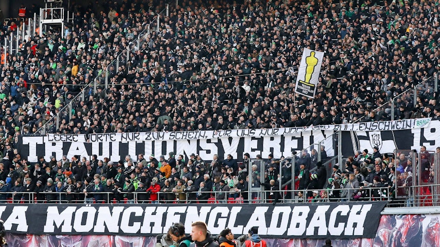 Borussia Mönchengladbach hat am Samstag (11. März 2023) 0:3 bei RB Leipzig verloren. Die Fohlen-Fans machten während des Spiels mit Plakaten gegen RB-Sportchef Eberl auf sich aufmerksam.