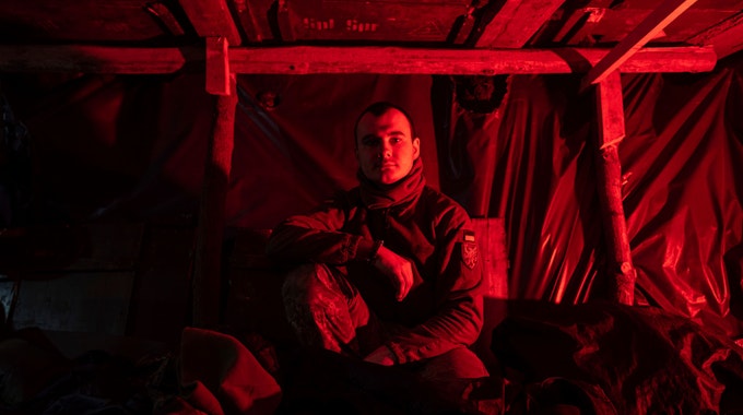 Wladyslaw, ein ukrainischer Fallschirmjäger der 80. Luftlandebrigade, ruht in einem Unterstand an der Front in der Nähe von Bachmut.