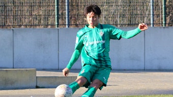 Shio Fukuda, hier am 14. Februar 2023, läuft seit Anfang Februar 2023 für Borussia Mönchengladbach auf und kommt aktuell für die U19 zum Einsatz. Auf dem Foto tritt der Angreifer aus Japan eine Ecke im grünen Auswärts-Trikot von Gladbach.