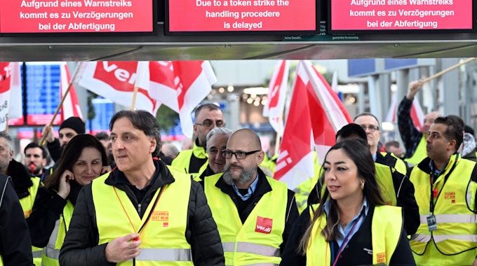 In den vergangenen Wochen kam es immer wieder zu Streiks an Flughäfen, hier protestieren Mitarbeiterinnen und Mitarbeiter am Airport in Düsseldorf Ende Februar.