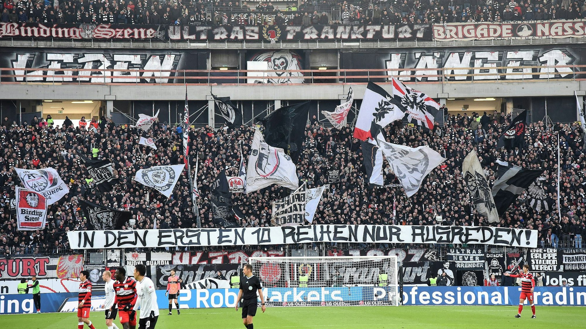 Die Fans von Eintracht Frankfurt halten im Stadion ein Banner hoch.