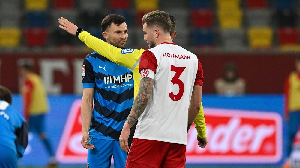 Schiedsrichter Daniel Schlager schickt Heidenheims Denis Thomalla nach seinem Tritt gegen Fortuna-Kapitän Andre Hoffmann im Top-Spiel der 2. Bundesliga am Samstagabend (11. März 2023) vom Platz.