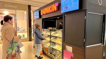 Kunden vor einem Pop-up-Store von Dunkin' Donuts