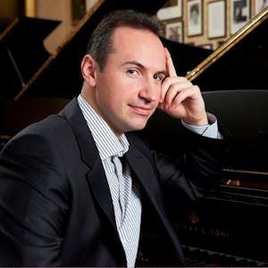 Pianist Simon Trpcesk