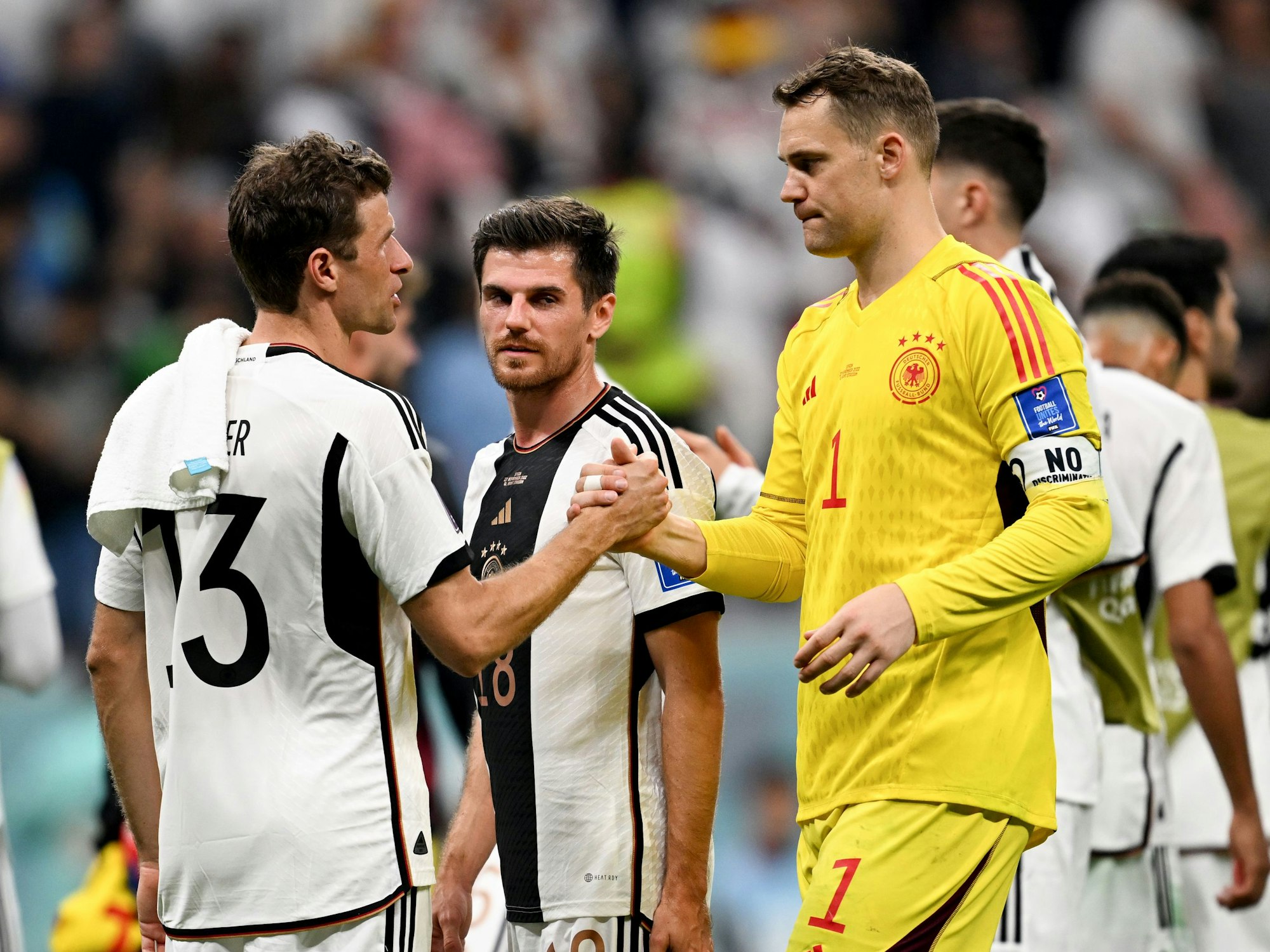 Deutschlands Thomas Müller, Jonas Hofmann und Torhüter Manuel Neuer reagieren nach dem Spiel.