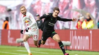 Florian Neuhaus (r.) duelliert sich bei seinem Startelf-Comeback für Borussia Mönchengladbach nach Verletzung am 11. März 2023 mit Konrad Laimer von RB Leipzig. Das Foto zeigt die beiden Mittelfeld-Spieler an der Seitenauslinie, beide blicken auf den Ball.