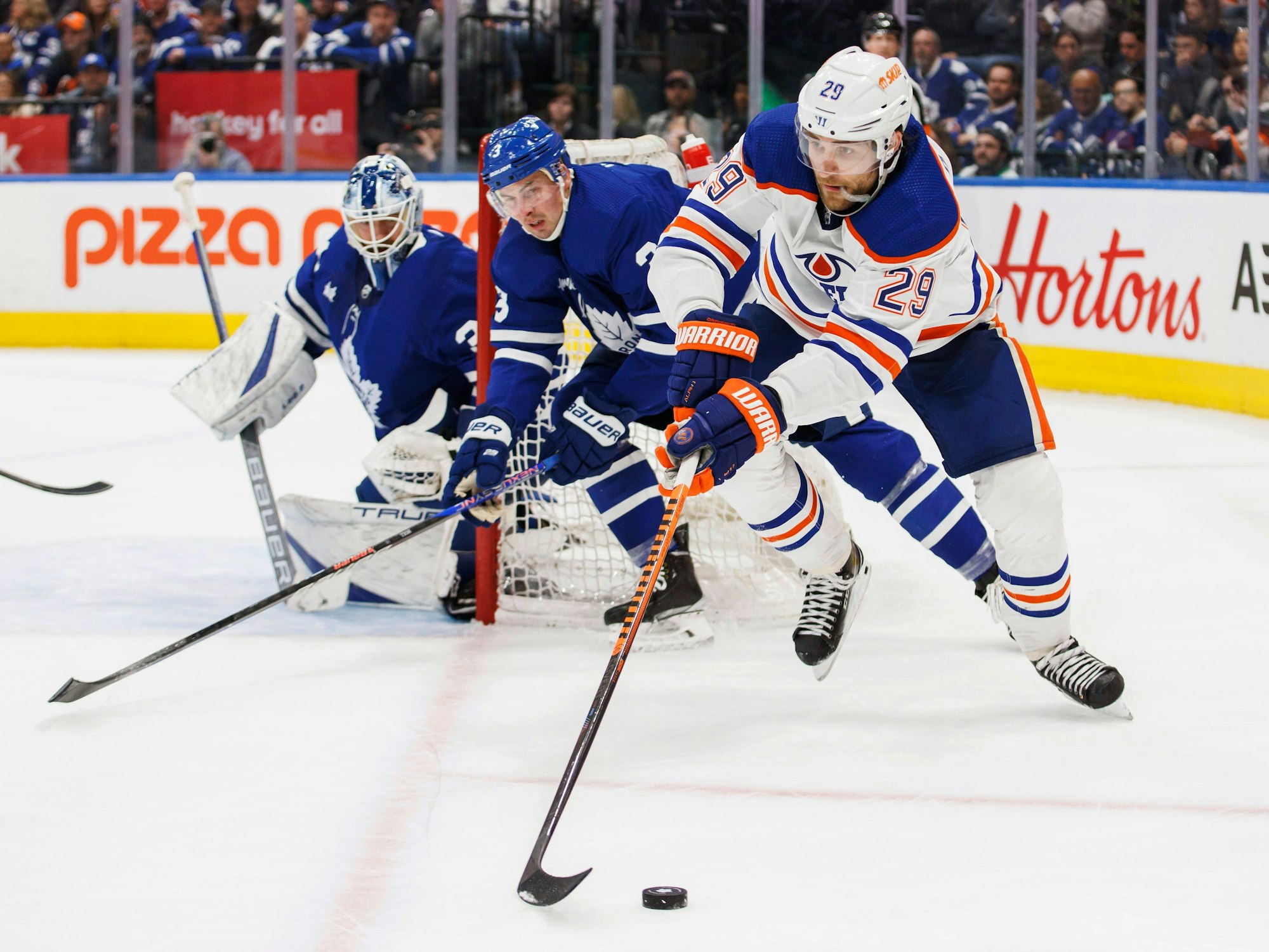 Leon Draisaitl schirmt den Puck im NHL-Spiel der Edmonton Oilers ab.