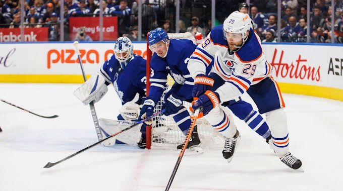 Leon Draisaitl schirmt den Puck im NHL-Spiel der Edmonton Oilers ab.