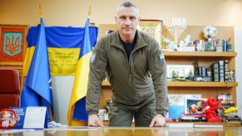 Vitali Klitschko, Bürgermeister von Kiew, steht in seinem Büro im Rathaus der ukrainischen Hauptstadt.