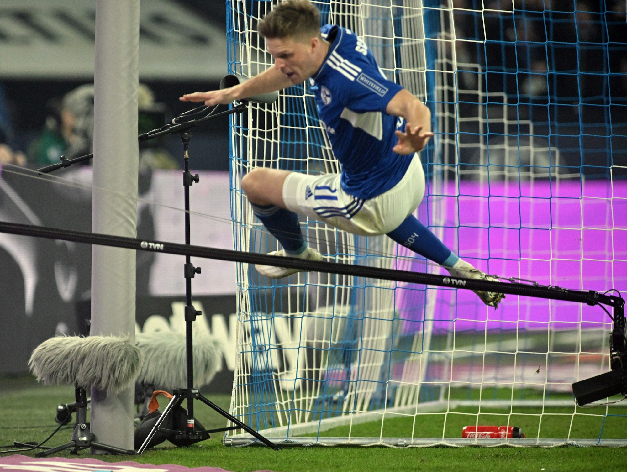 Spektakuläre Bundesliga-Szene: Marius Bülter springt nach seinem Tor für Schalke 04 gegen den BVB über eine Kamera-Stange.