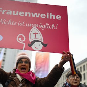 Demo der Katholischen Frauengemeinschaft Deutschlands (kfd) für die Zulassung von Frauen zu den Weiheämtern in der katholischen Kirche am Rande der Synodalversammlung des Synodalen Wegs in Frankfurt am Main. Eine Demonstrantin hält dazu ein Plakat in die Höhe.