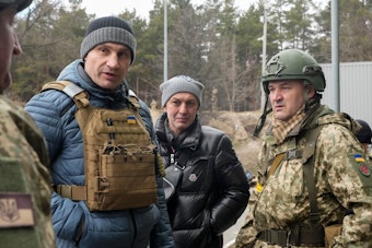 März 2022: Vitali Klitschko (l), Bürgermeister von Kiew, besucht einen Kontrollpunkt in der ukrainischen Hauptstadt. (Archivbild)