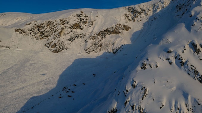 Eine Lawine hat in den österreichischen Alpen 14 deutsche Skiwanderer überrascht. (Symbolbild)