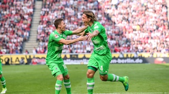 Jannik Vestergaard (r.) bejubelt am 8. April 2017 gemeinsam mit seinem damaligen Teamkollegen Thorgan Hazard ein Tor von Borussia Mönchengladbach beim 1. FC Köln. Sie tragen ein knallgrünes Gladbach-Trikot, Vestergaard schreit seine Freude beim Torjubel heraus.