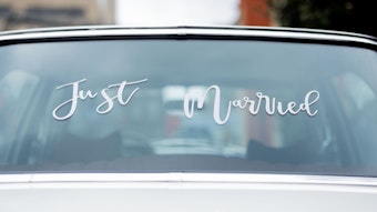 „Just Married“ steht auf einem Oldtimer einer Hochzeitsgesellschaft. (Symbolbild)
