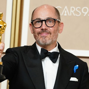 Regisseur Edward Berger, Gewinner des Oscars für «Im Westen nichts Neues» aus Deutschland für den besten internationalen Spielfilm, steht im Presseraum der Oscar-Verleihung im Dolby Theatre.
