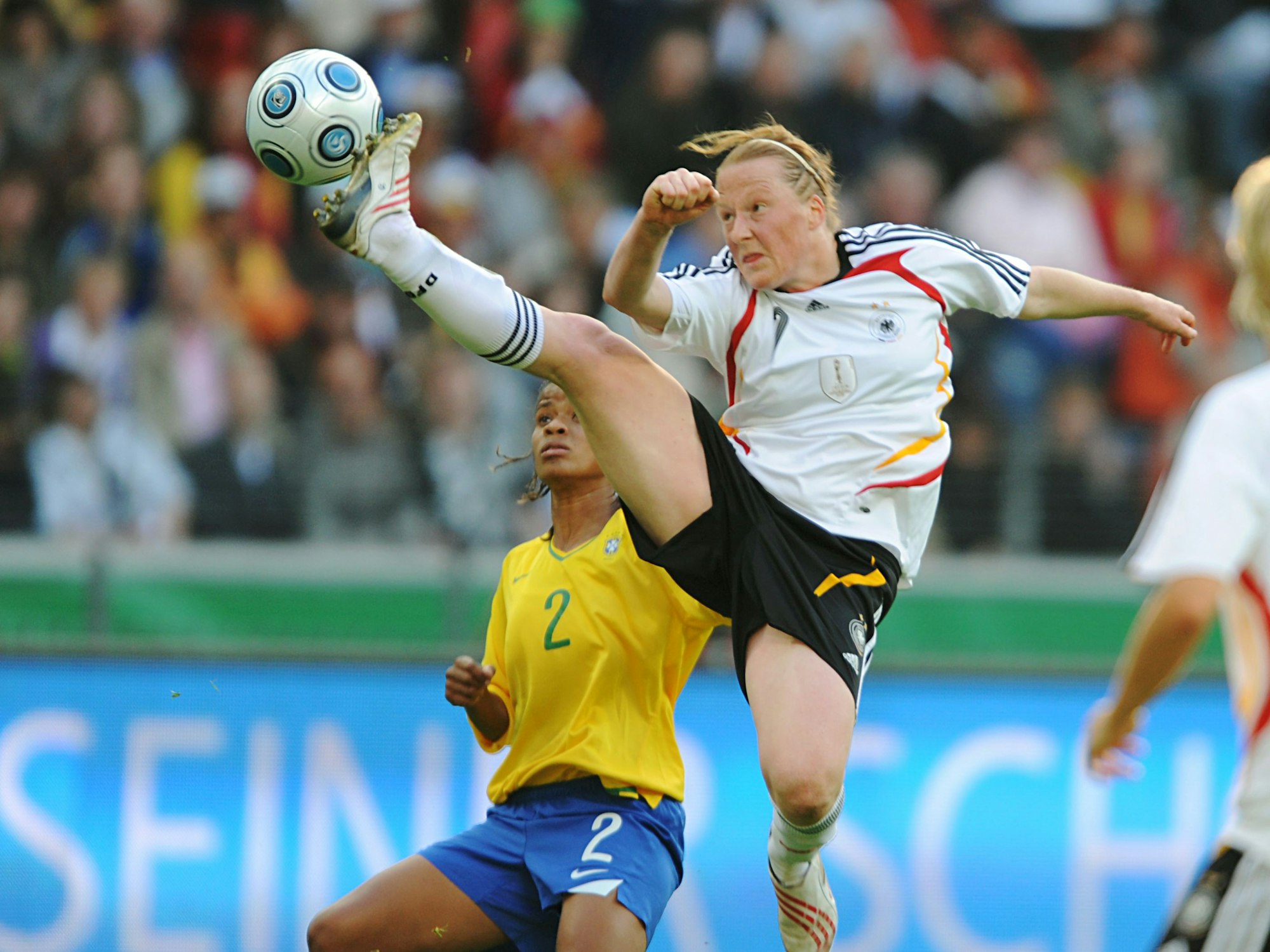 Die deutsche Nationalspielerin Melanie Behringer und Brasiliens Grazielle kämpfen um den Ball.