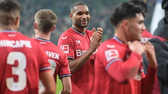 Jonathan Tah von Bayer 04 Leverkusen ist zufrieden.
