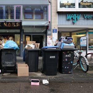 Ungeleerte Mülltonnen und Müllreste in der Stadt Köln