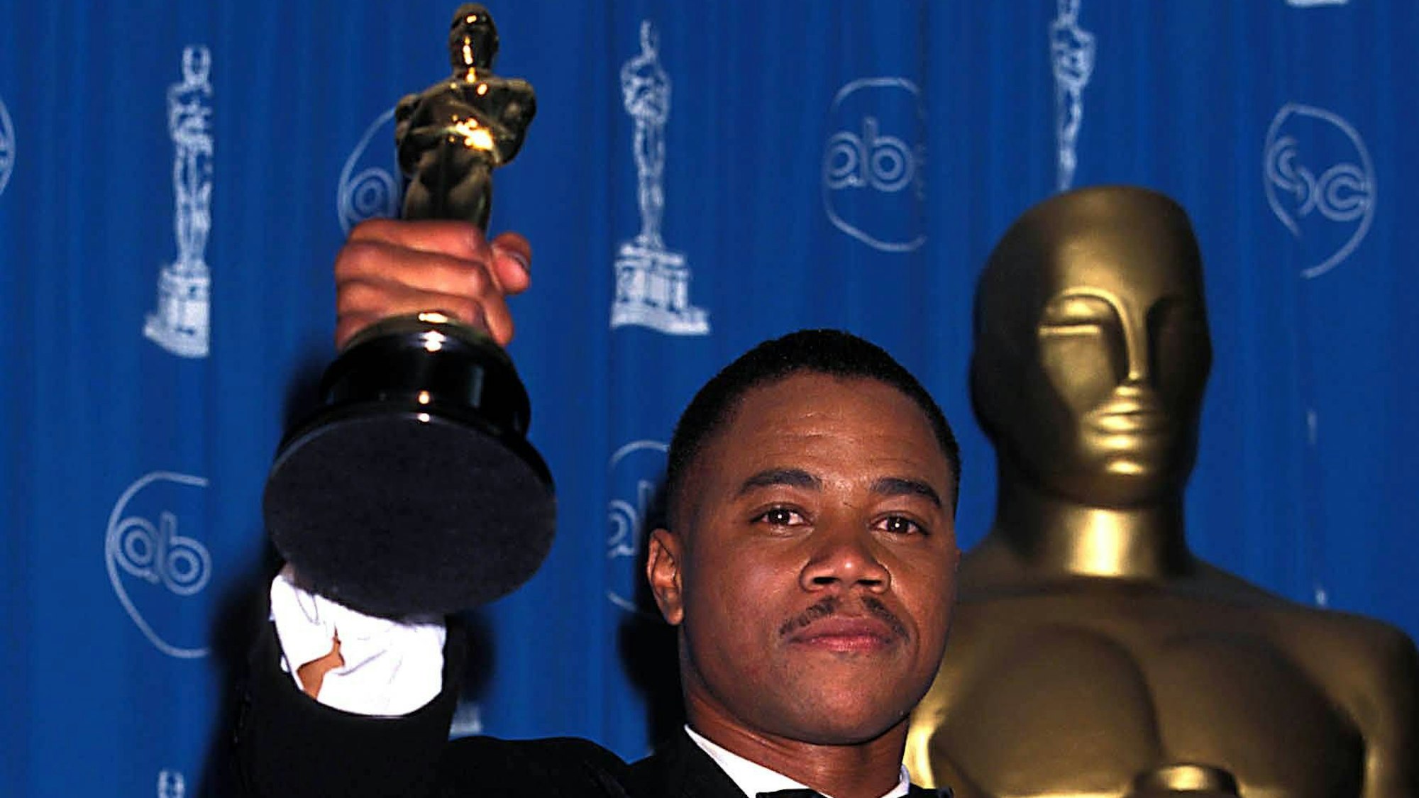 Cuba Gooding Jr. hat seinen Oscar 1997 fest im Griff.