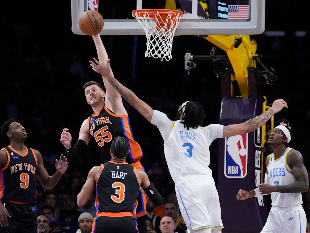 New York Knicks-Center Isaiah Hartenstein (55) beim Rebound gegen Los Angeles Lakers-Forward Anthony Davis (3).