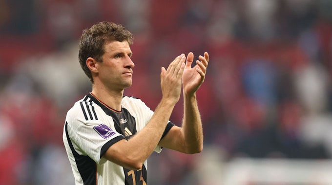 Thomas Müller klatscht nach dem WM-Spiel gegen Costa Rica bei seinem vorerst letzten DFB-Auftritt in die Hände.