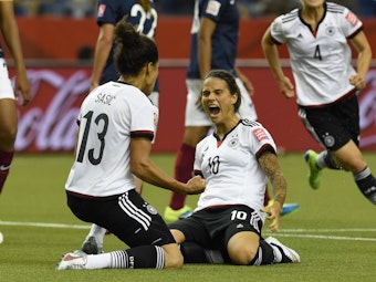 Dzsenifer Maroszan und Celia Sasic jubeln beim Spiel der Frauen-WM 2015 zwischen Deutschland – Frankreich in Monreal.