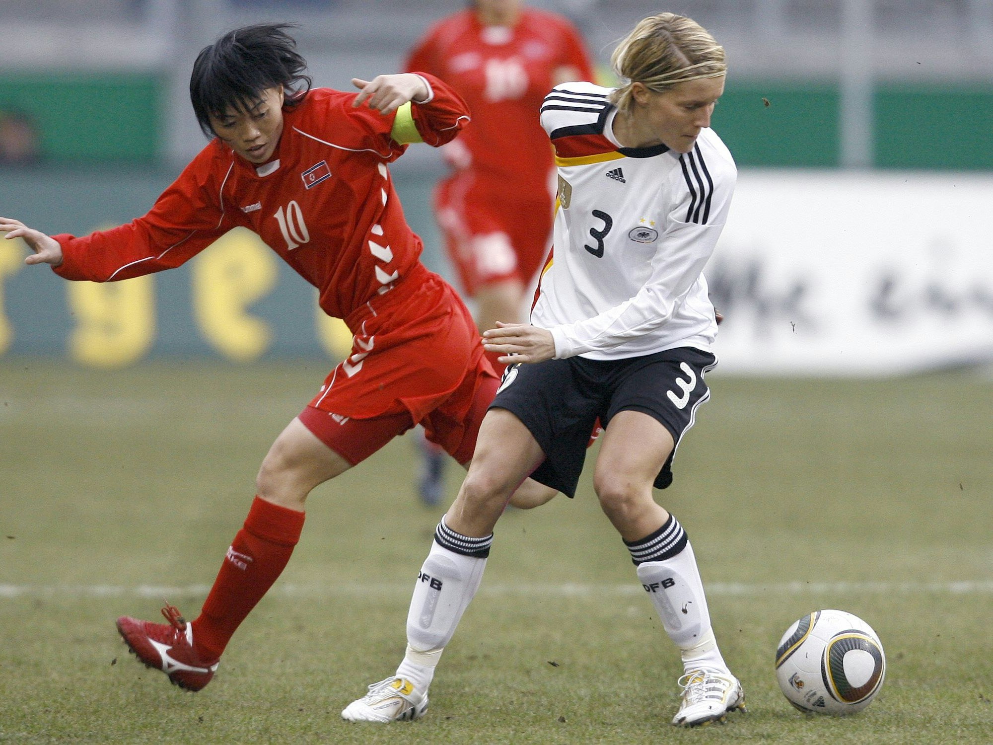 Die Deutsche Saskia Bartusiak und die Nordkoreanerin Kim Yong Ae kämpfen um den Ball.