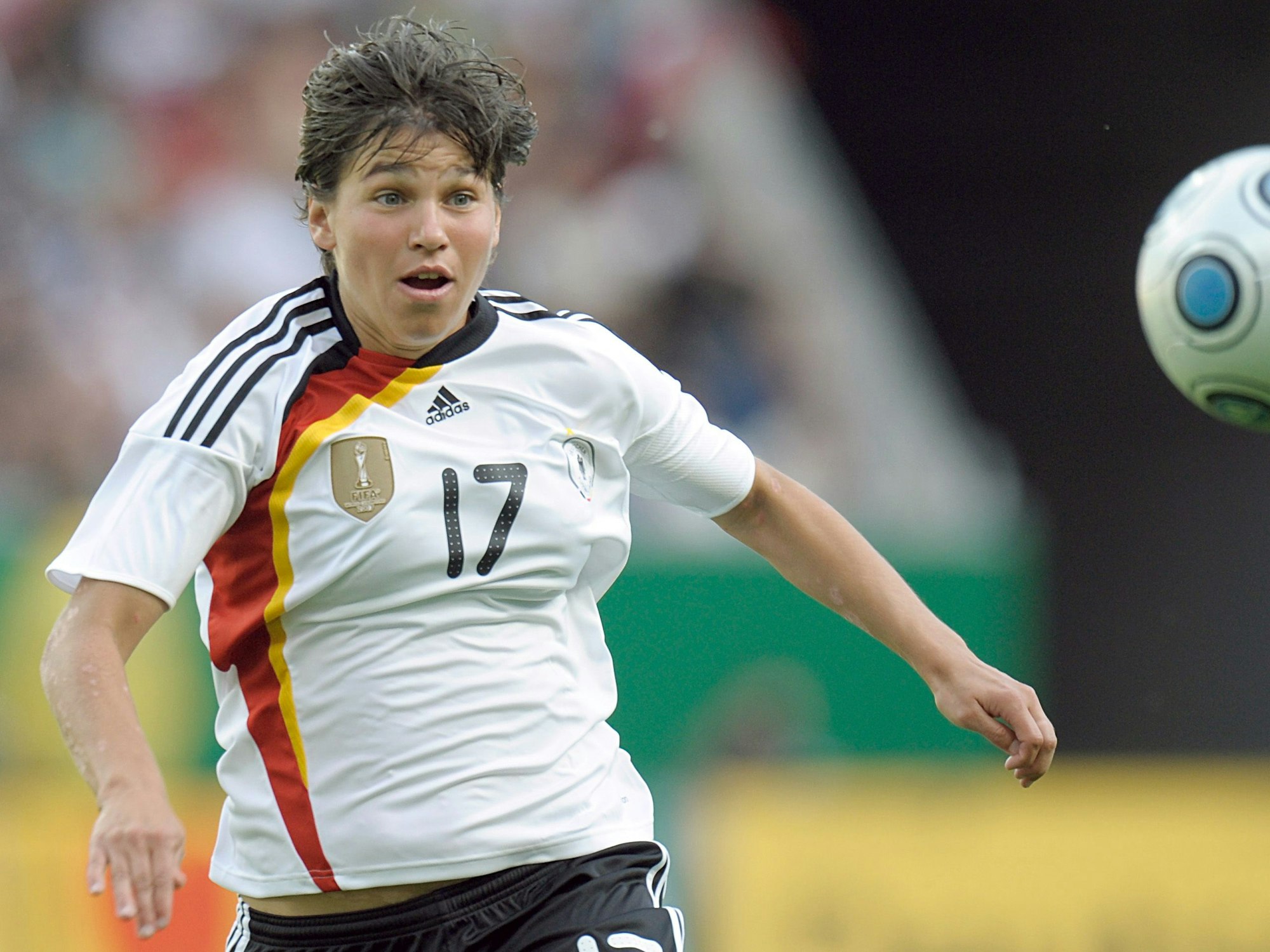 Die deutsche Nationalspielerin Ariane Hingst in Aktion während eines Freundschaftsspiels gegen die Niederlande in der Rhein-Neckar-Arena in Sinsheim.