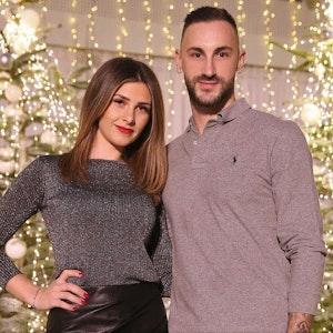 Jessica und Diego Contento posieren auf der Weihnachtsfeier von Fortuna Düsseldorf.