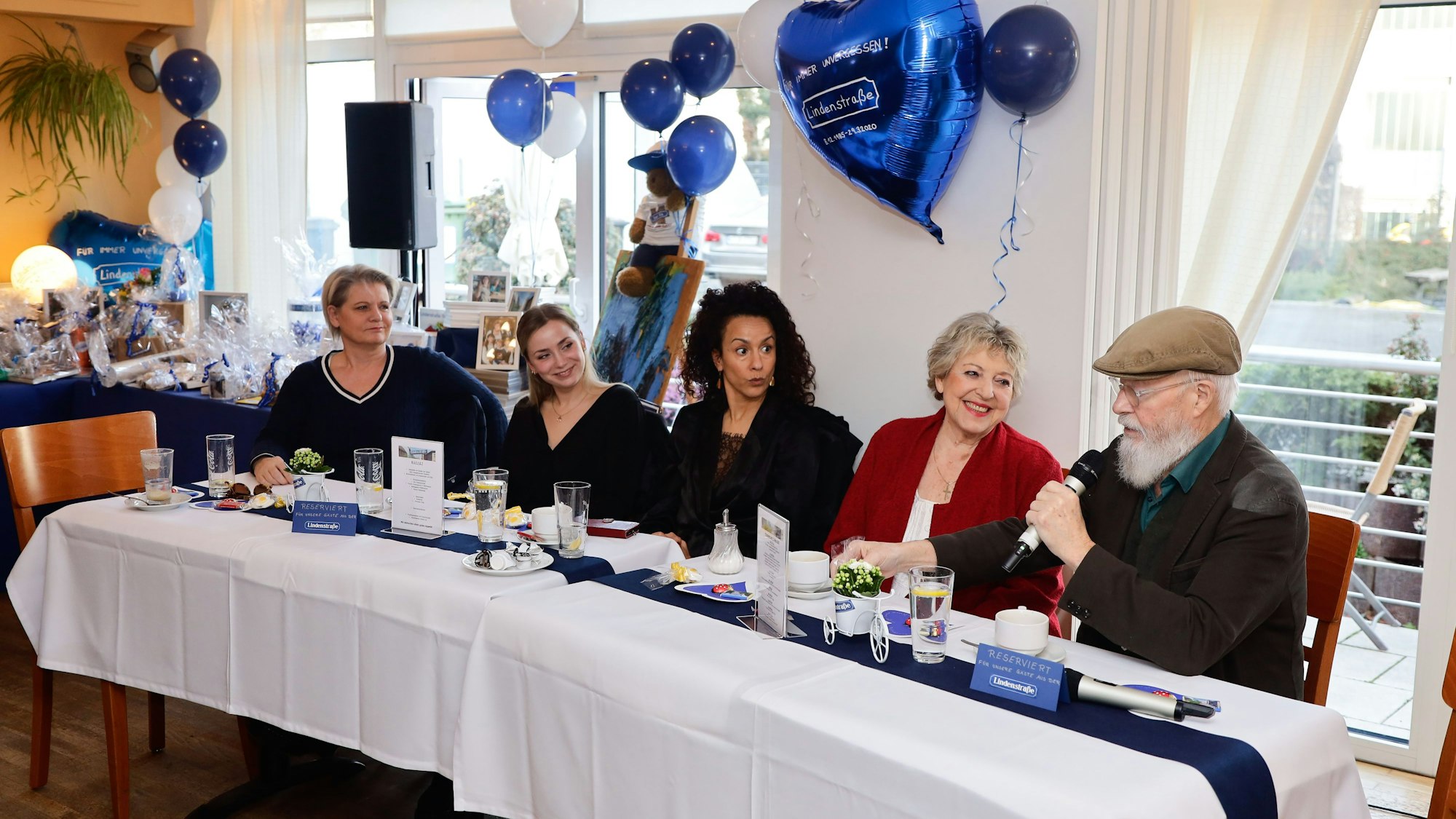 Andrea Spatzek, Anna-Sophia Claus, Dunja Dogmani, Marie-Luise Marjan und Bill Mockridge sitzen bei der Abschiedsparty gemeinsam an einem Tisch.